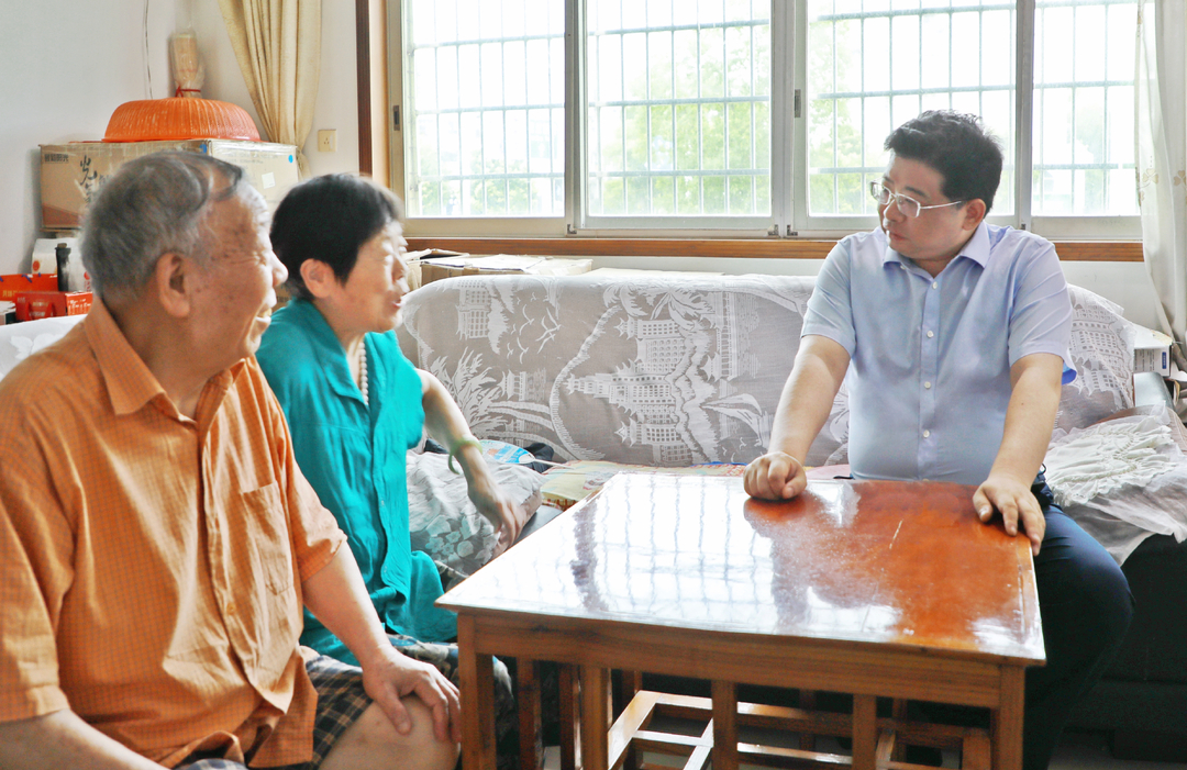 武陵区领导开展“七一”走访慰问活动