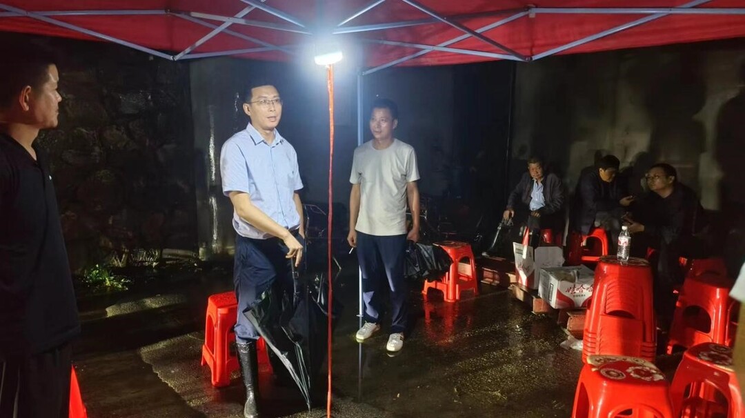 河洑镇开展“拉网式”巡堤排查