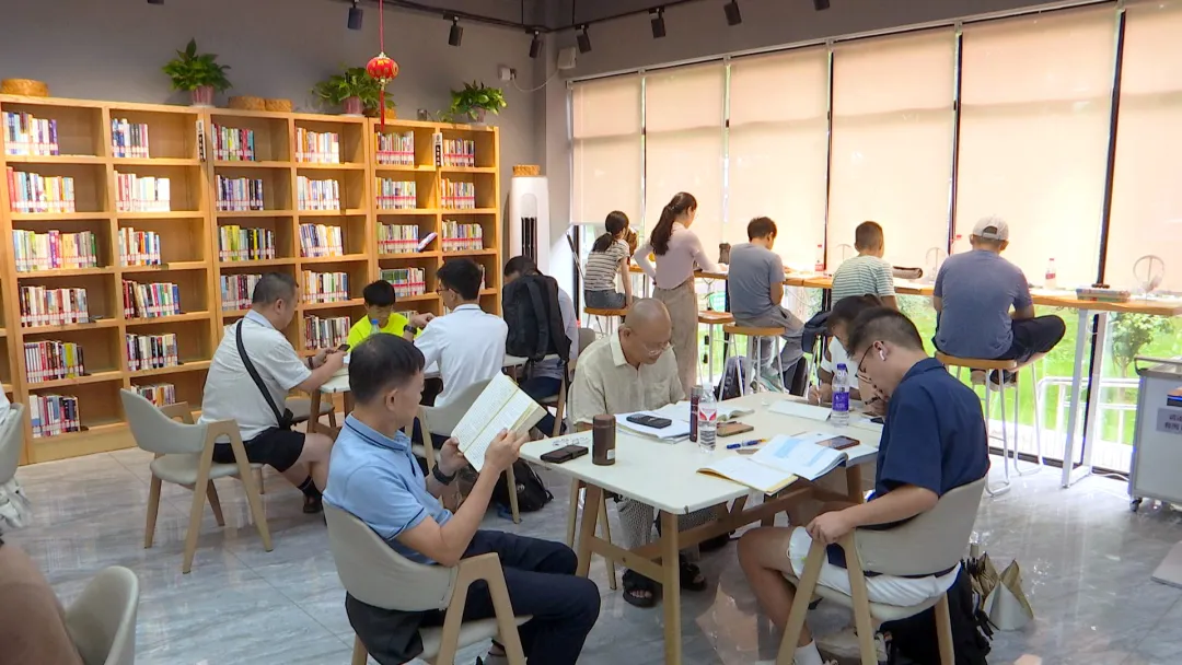 书屋图书馆成为避暑地 “充电”纳凉两不误