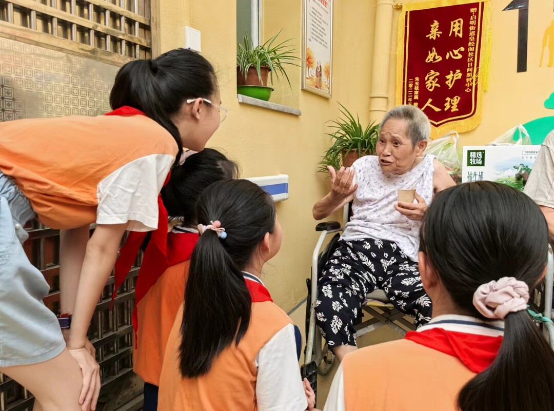 武陵区东升小学组织开展敬老爱老献爱心活动