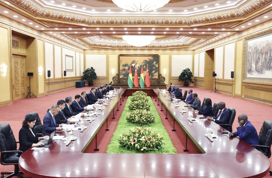 习近平会见几内亚比绍总统恩巴洛