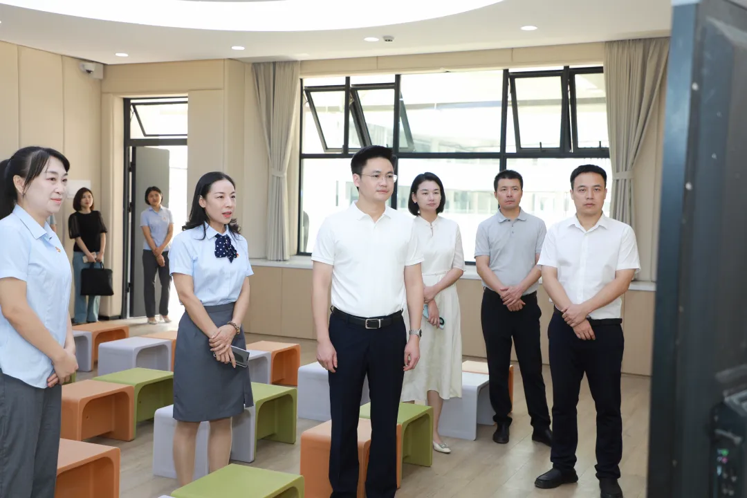 寻健调研城区中小学校相关工作