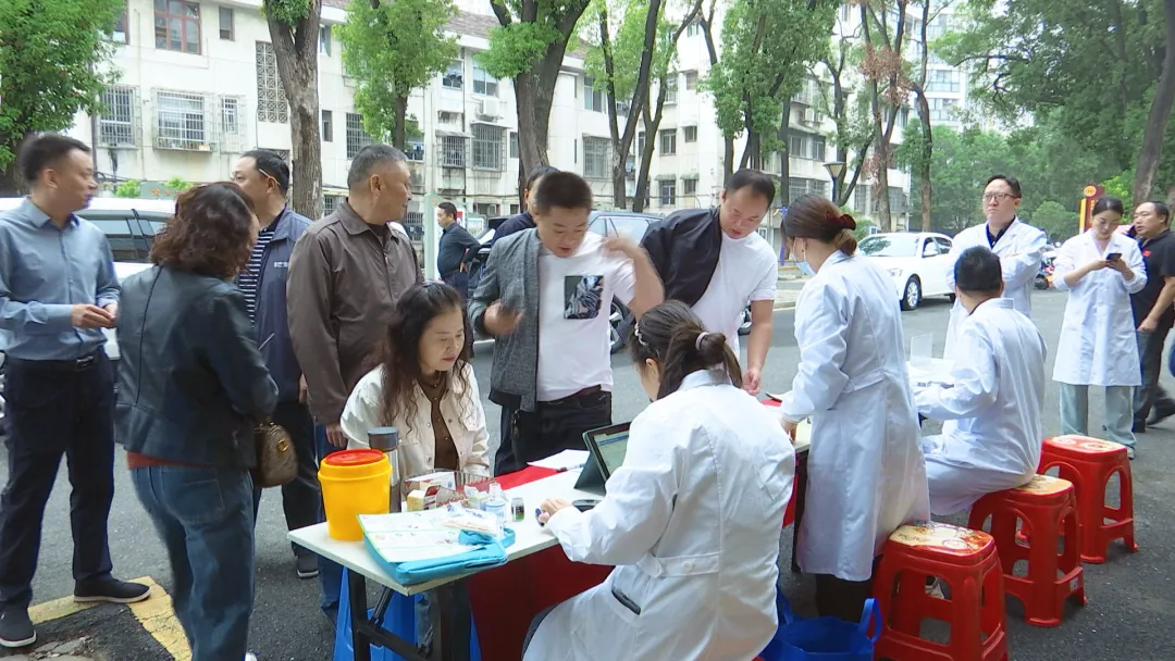 南坪街道社区卫生服务中心开展“家庭医生进机关”义诊活动