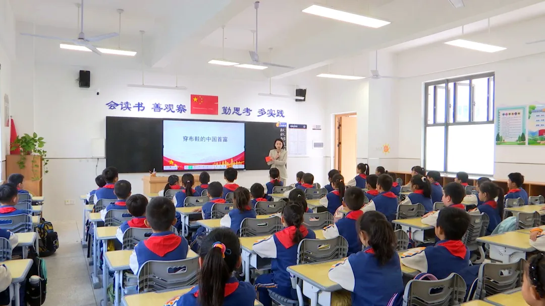 武陵区领导前往中建育英小学讲授思政课
