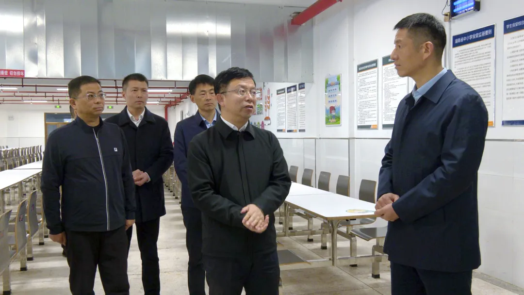 谢胜到武陵区督导学校安全防范及校园食品安全和膳食经费管理突出问题专项整治工作