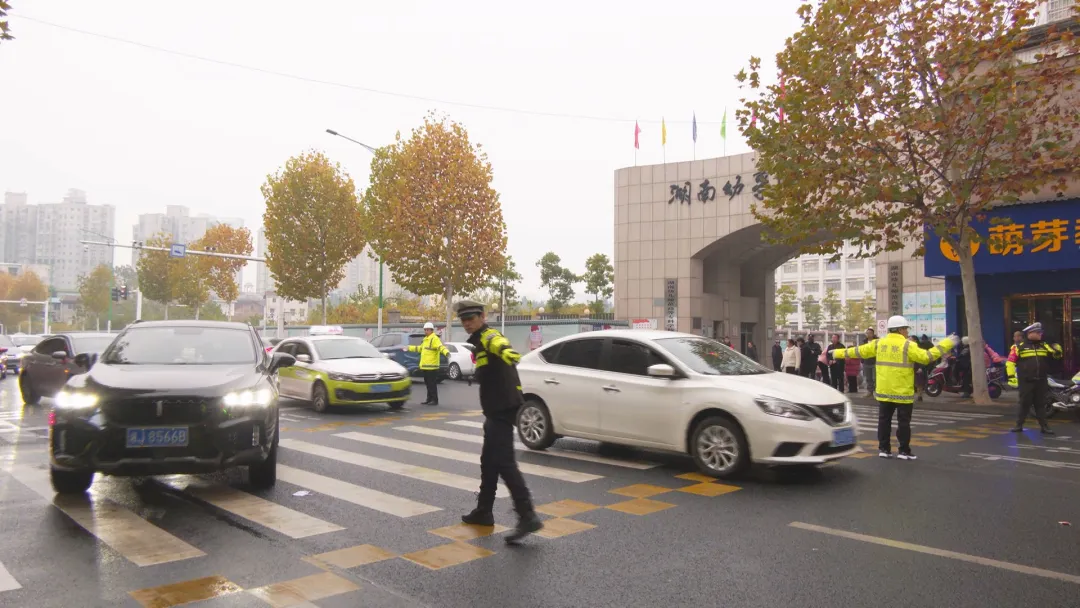 常德交警推行“显性警务”守护群众出行安全