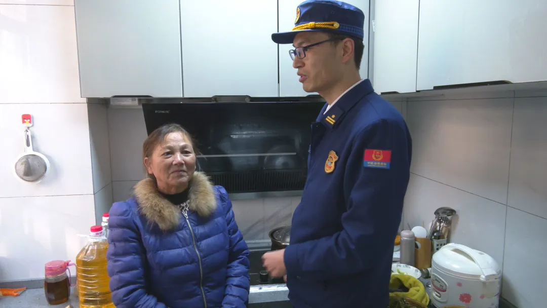 敲门入户“唠”消防 隐患排查保平安