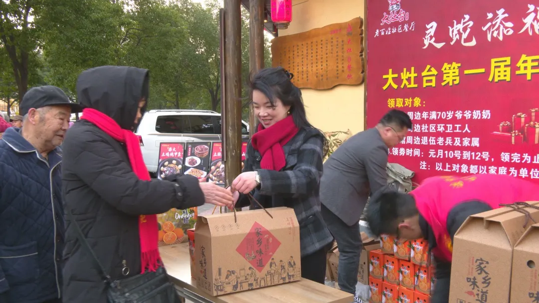 南坪街道白马社区：爱心企业送物资 真情帮扶暖民