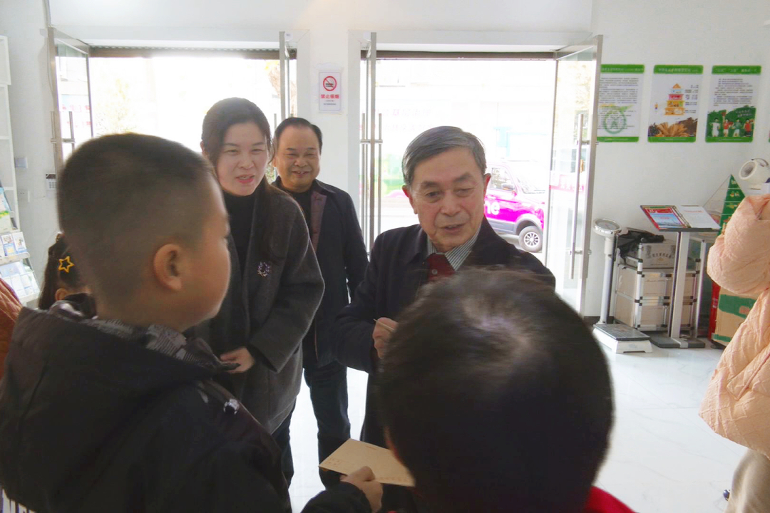 市关工委来武陵区慰问五老人员和弱势青少年