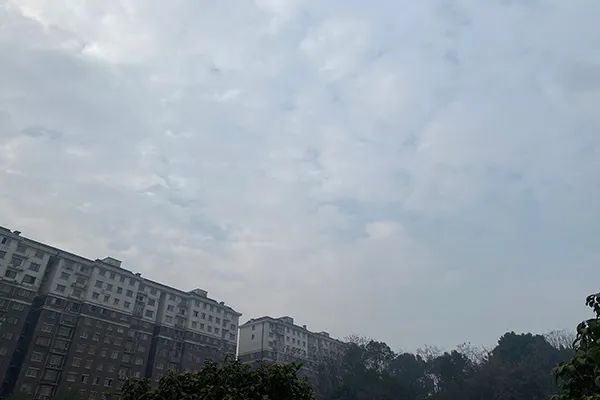 部分高海拔山区有降雪！大部有降雨，局地有大风