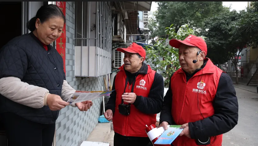 武陵区：街巷“小红人” 守护居民安全