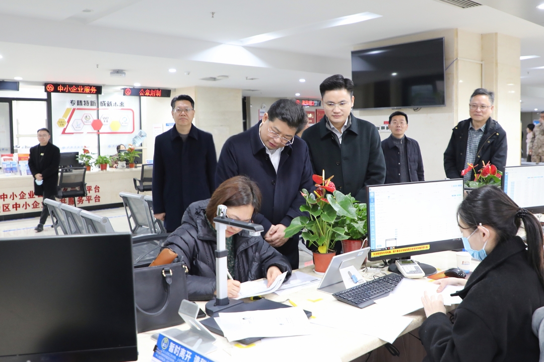 新春上班第一天康少中带队走访慰问送祝福