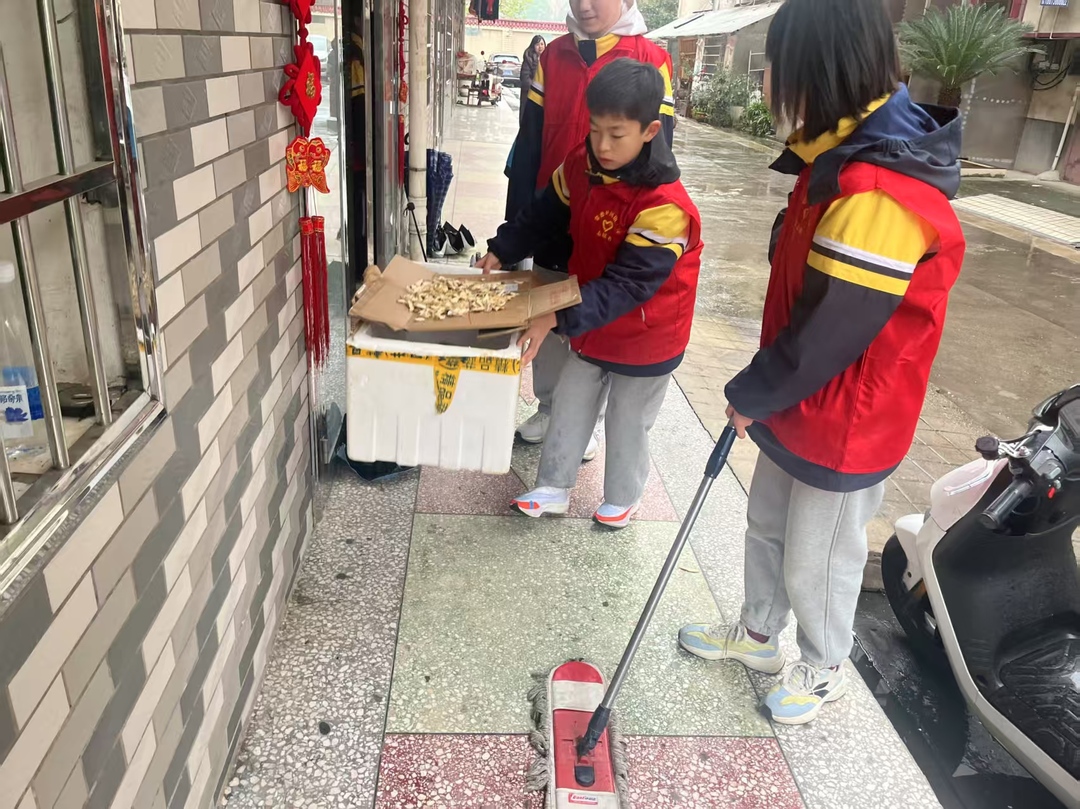 南坪街道：传承雷锋精神 共筑洁净家园