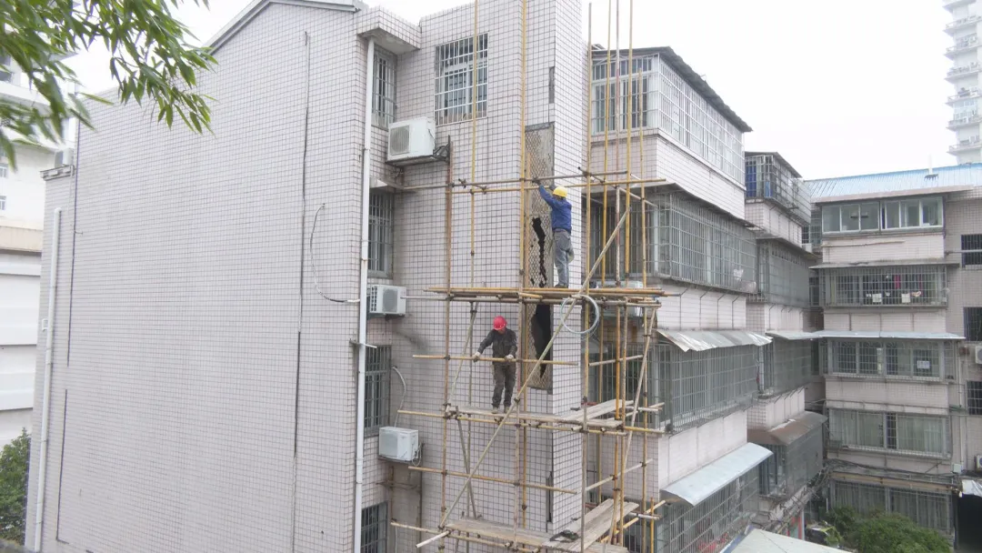 府坪巷社区：共筑安全防线 消除高空隐患