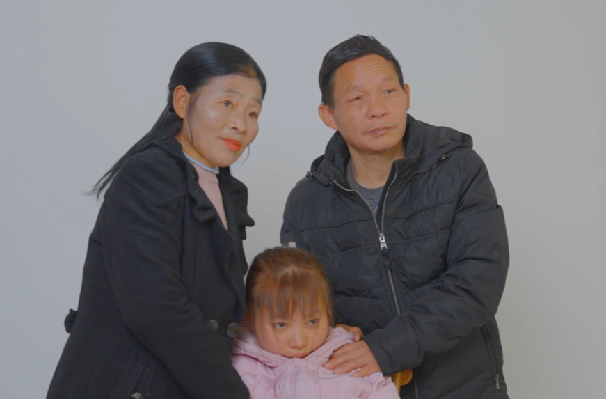 菜农夫妇舐犊情深  25年坚守托起养女“站立人生”