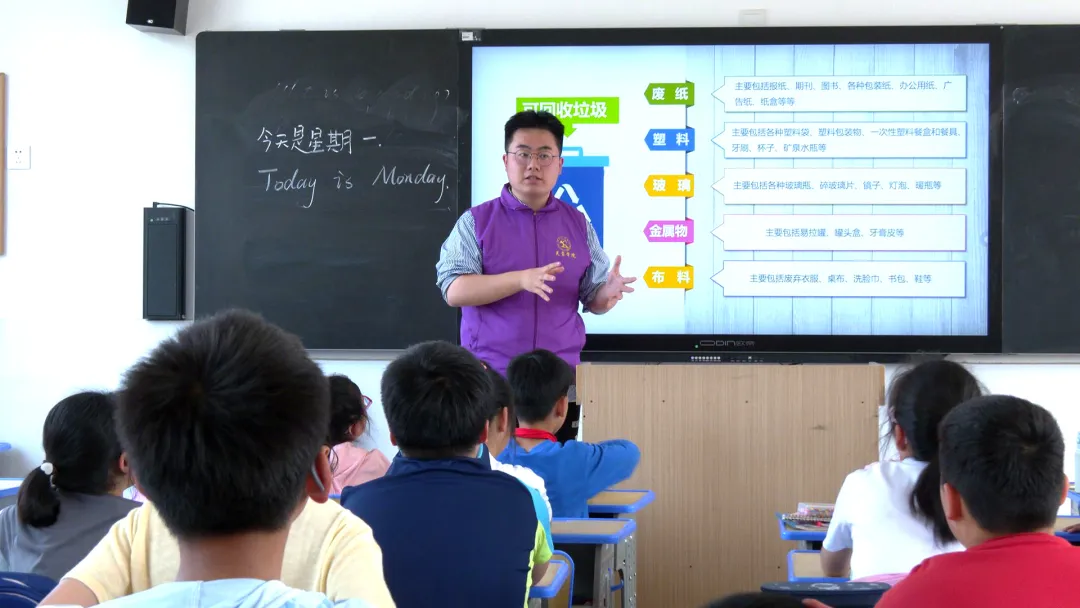 世界地球日：大学生志愿者进校园播撒环保种子