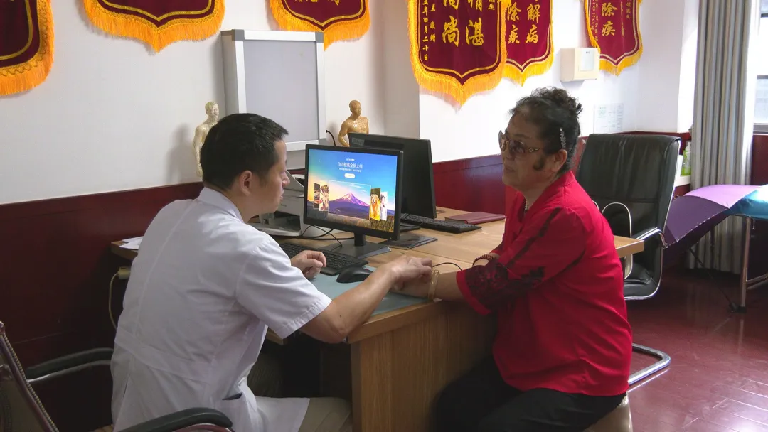 锦旗传递医患情 贴心服务暖人心