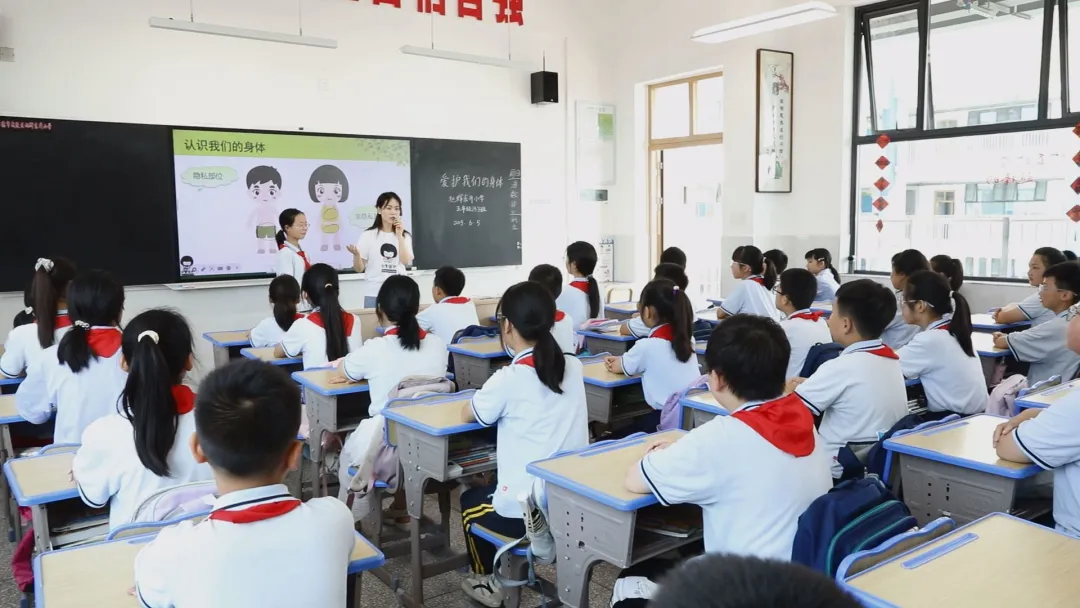 启明街道举办“利剑护蕾·雷霆行动”儿童防性侵公益课堂
