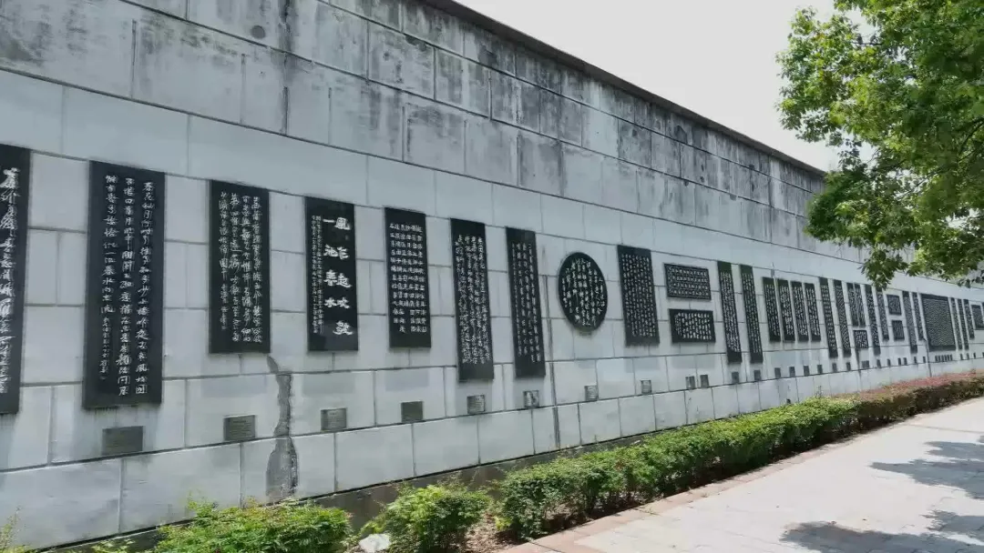 中国常德诗墙部分诗碑碑文色彩层修复加固完成