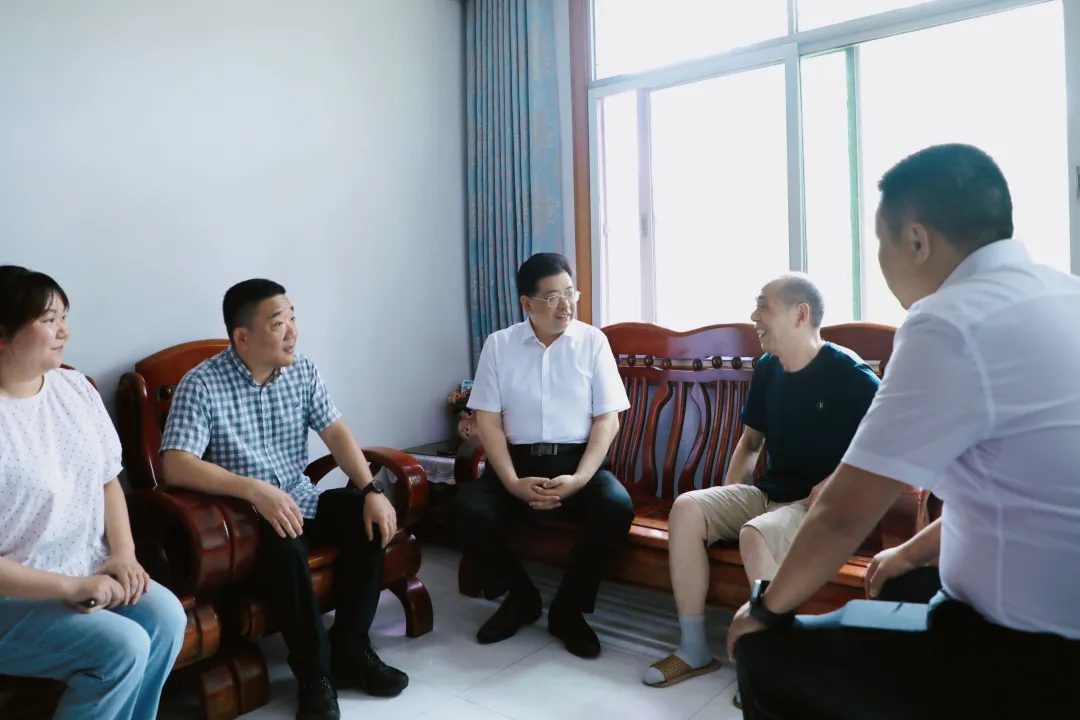 康少中前往白马湖街道开展“七一”走访慰问