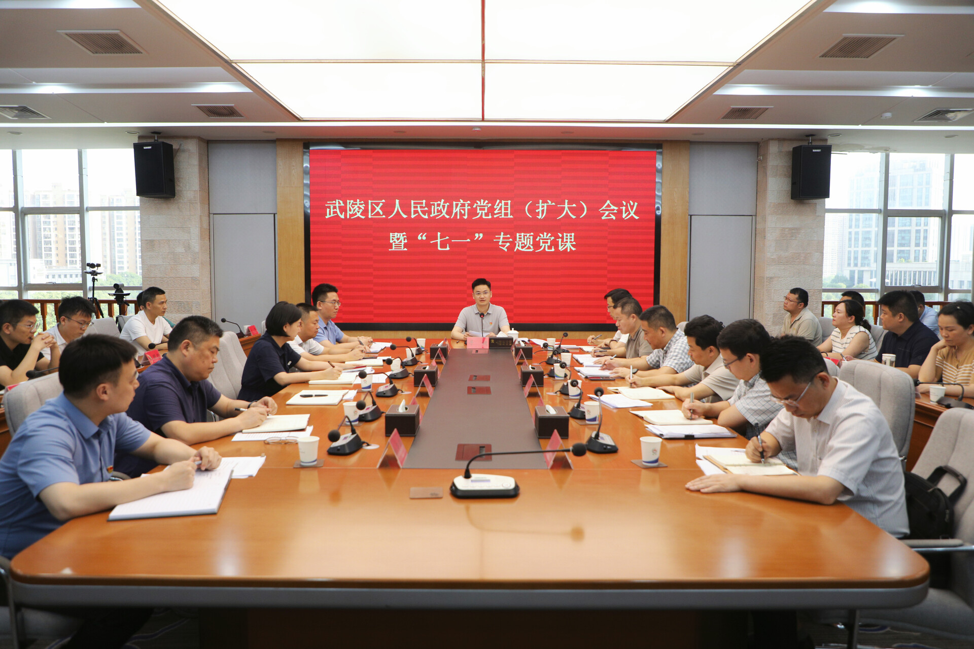 寻健讲授专题党课并开展“七一”慰问