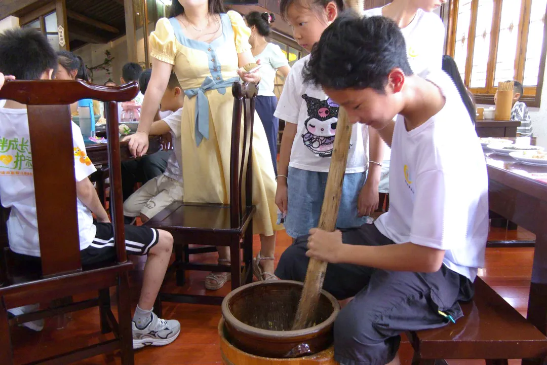 常德暑期儿童关爱夏令营开营 非遗体验伴孩童快乐成长