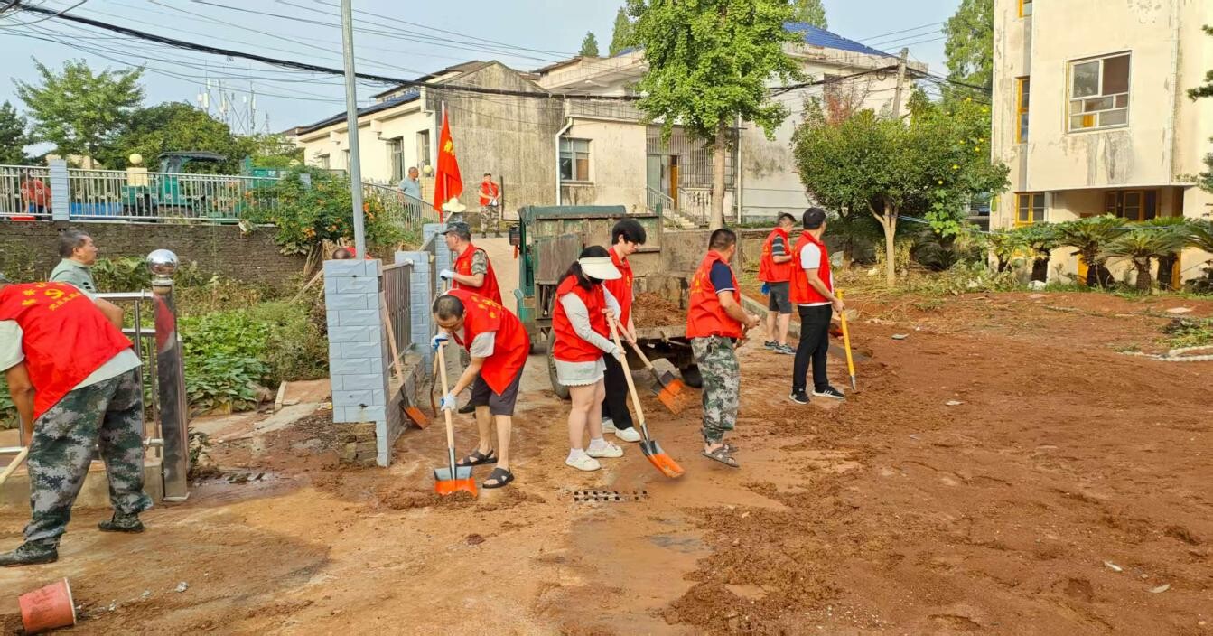 樟木桥街道：干群齐心清淤  保障生活秩序