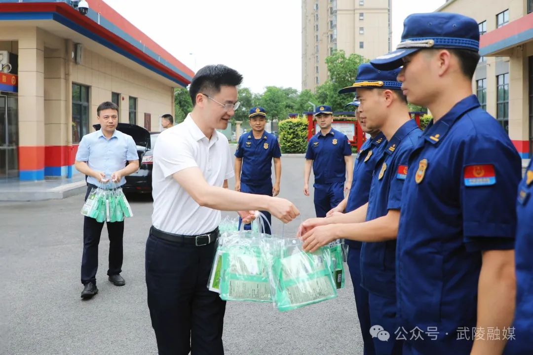 寻健慰问高温作业劳动者、督导检查安全生产工作