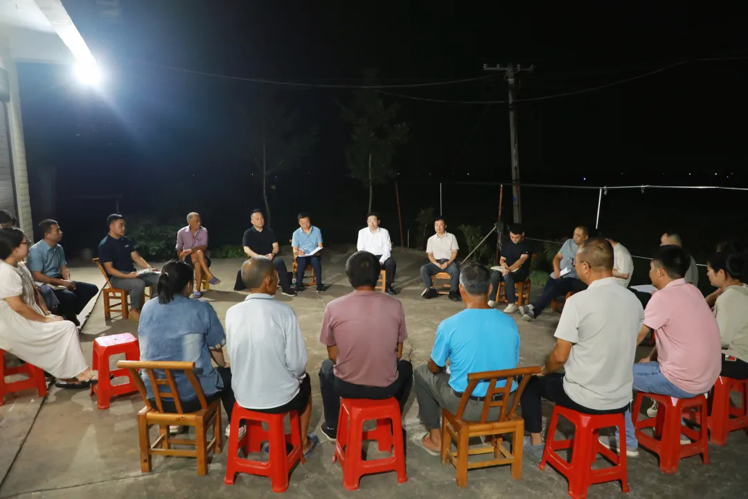 凝聚共识  同防共治 康少中参加芦荻山乡李白溪村屋场会：听群众心声 解禁烧难题