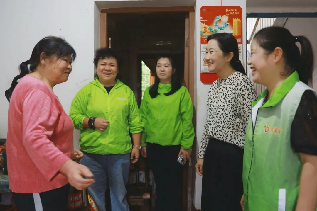 启明街道民政社工站携手爱心企业慰问辖区困境老人