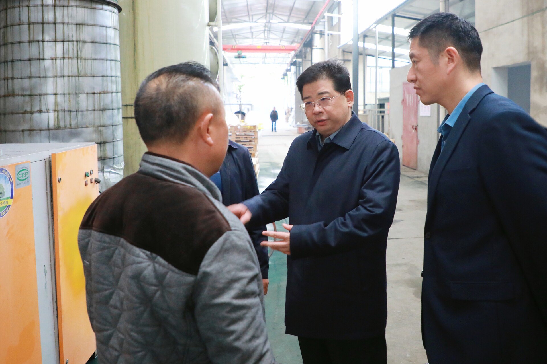 紧盯重点领域 守护武陵蓝天  康少中“四不两直”督导大气污染防治工作