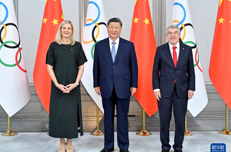 习近平会见国际奥委会主席考文垂和终身名誉主席巴赫