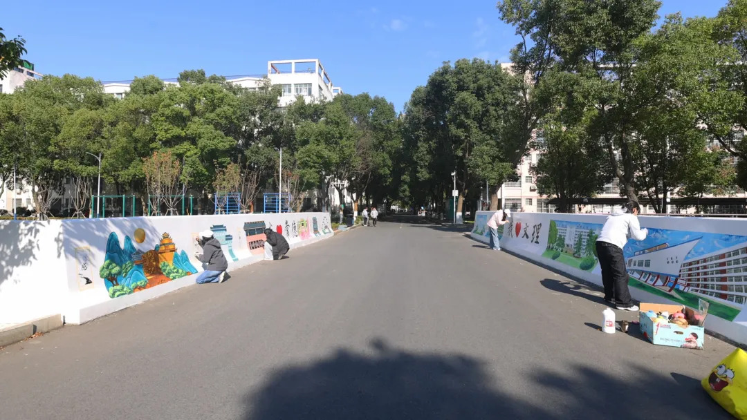 常德：高校学子发挥专业特长 校园水泥桥成为艺术景观