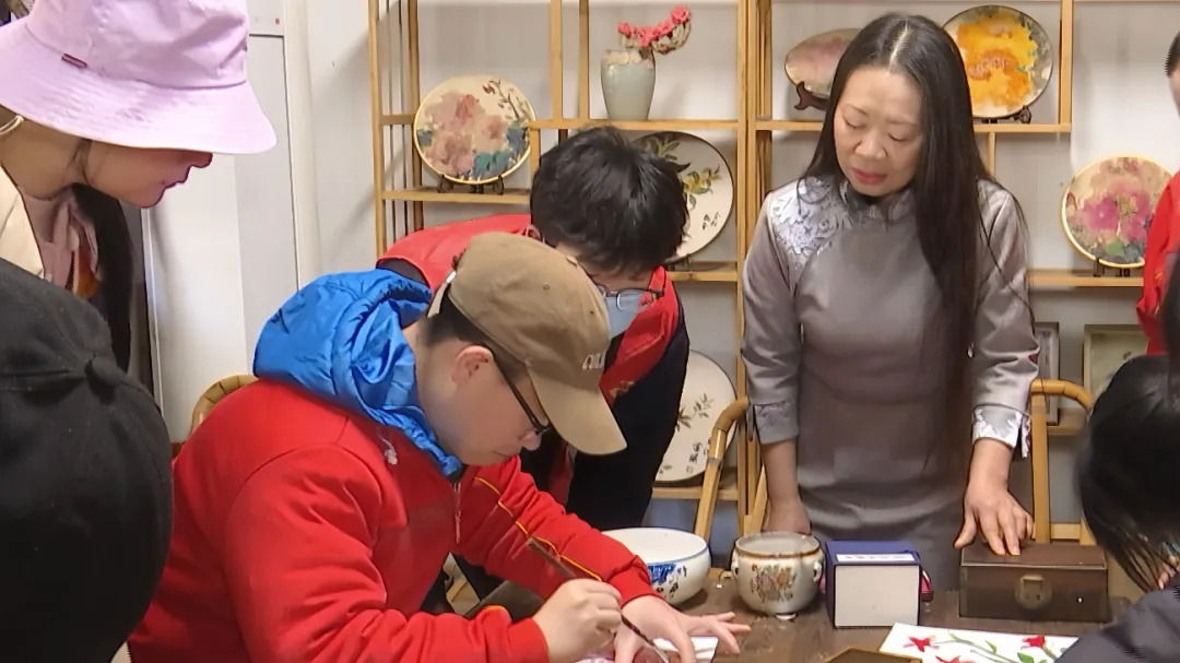 富强社区开展“文化为桥 观展筑梦”助残活动