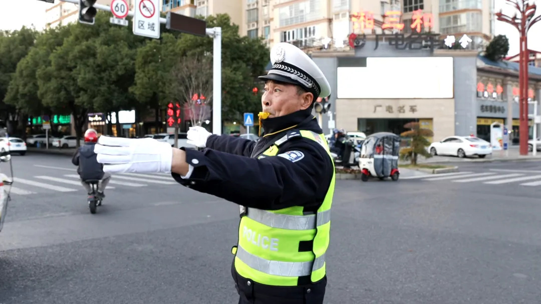 “口哨哥”曾祥富： 一万四千个日夜守护平安畅通 退休前坚持站好“最后一班岗”
