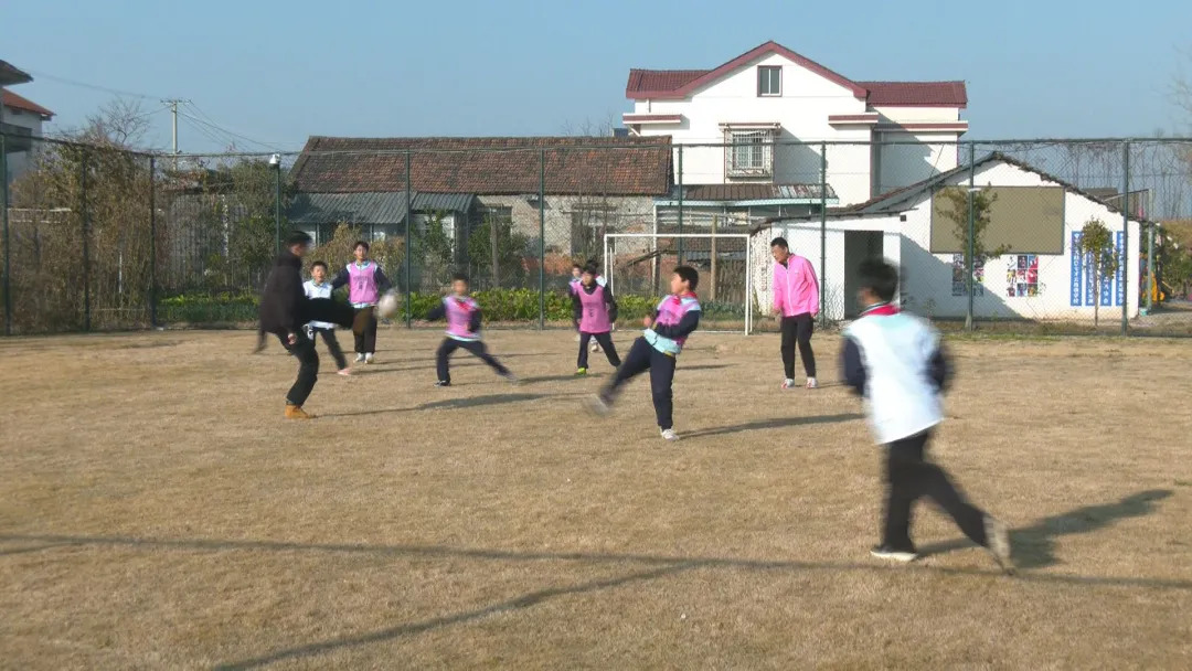 绿茵激情邂逅乡土温情 体育活力赋能乡村振兴——湘超联赛常德队走进武陵区丹洲乡开展足球交流活动