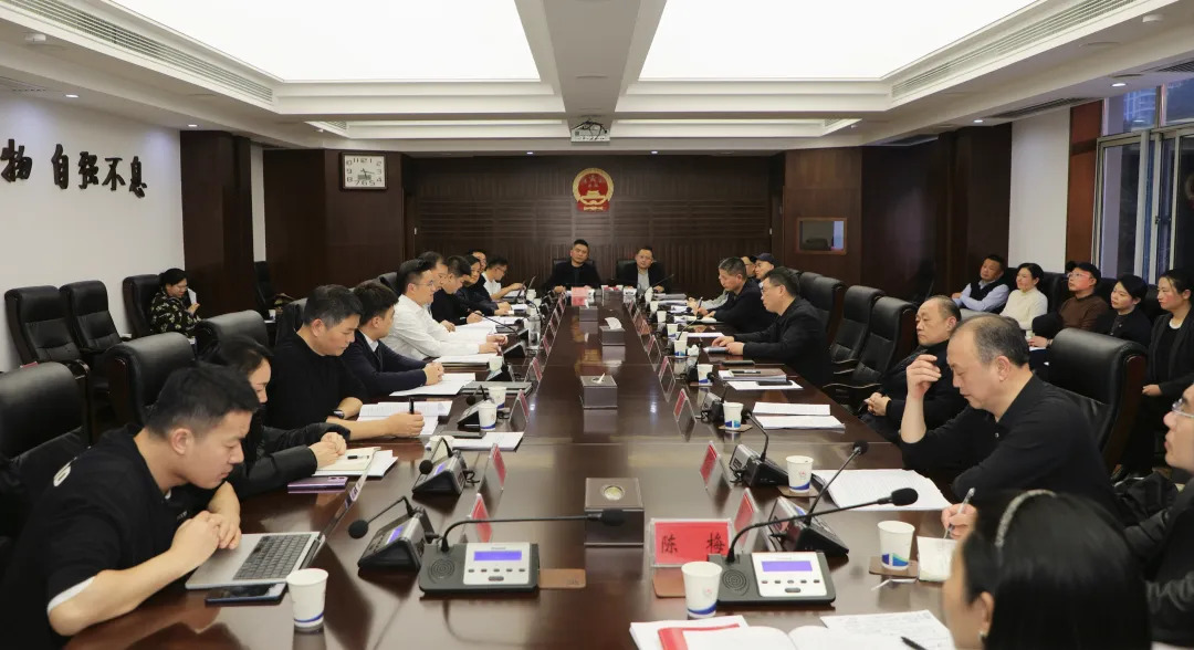 寻健就《政府工作报告》征求区人大常委会及人大代表意见建议