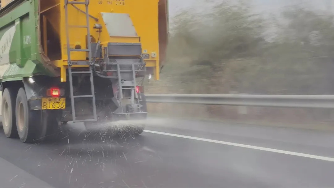 常德：高速交警提前撒盐防冰保畅通