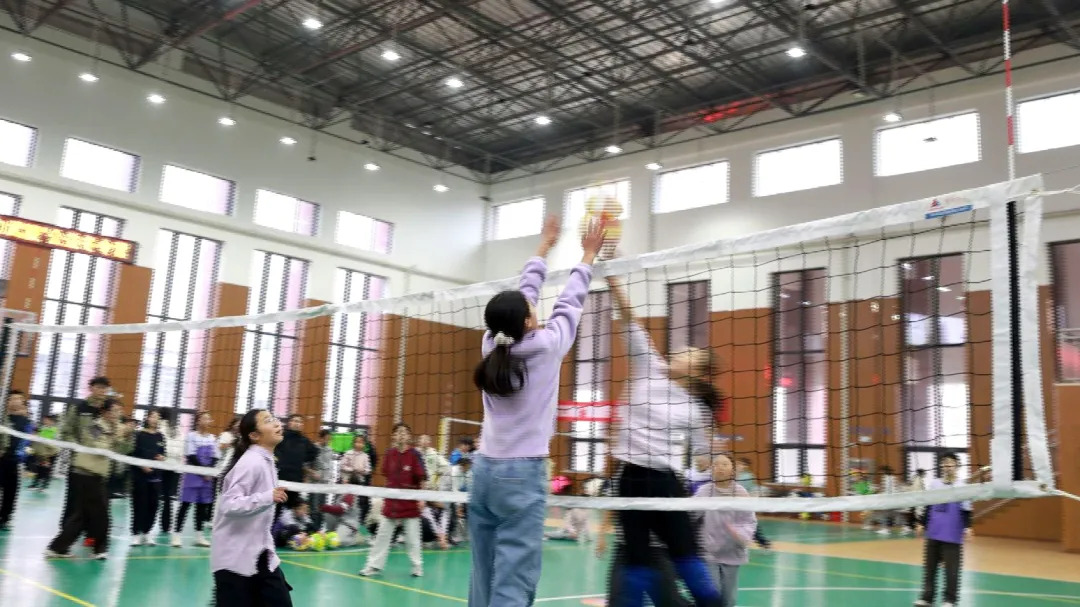 百名小球员排球冬令营结业 以球筑梦助力成长
