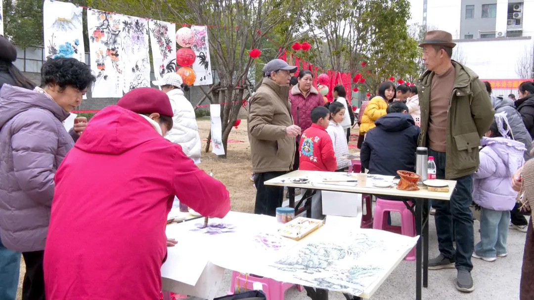 武陵区老年诗书画影协会开展送春联、送年画进社区活动