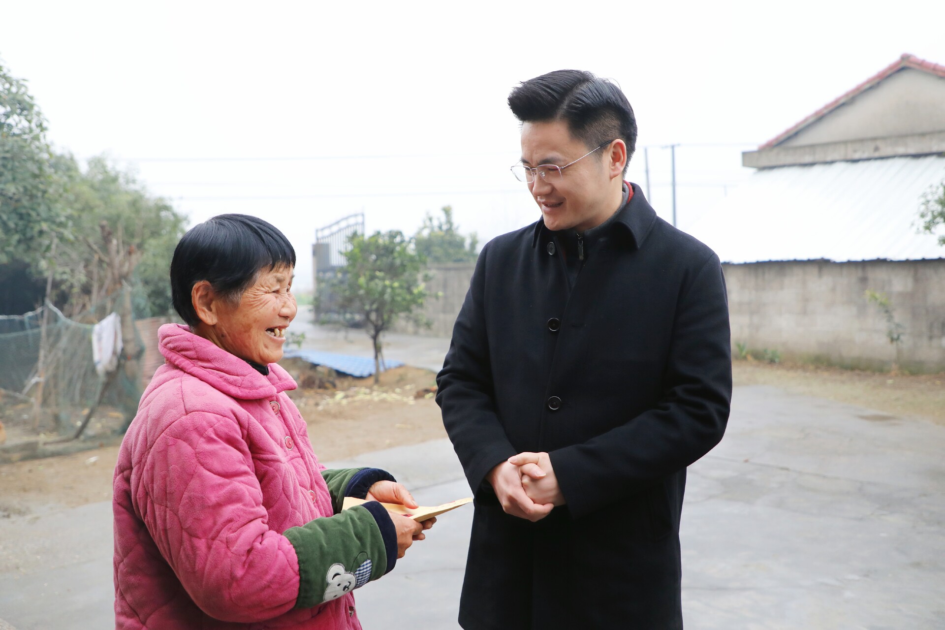 寻健开展春节前走访慰问活动