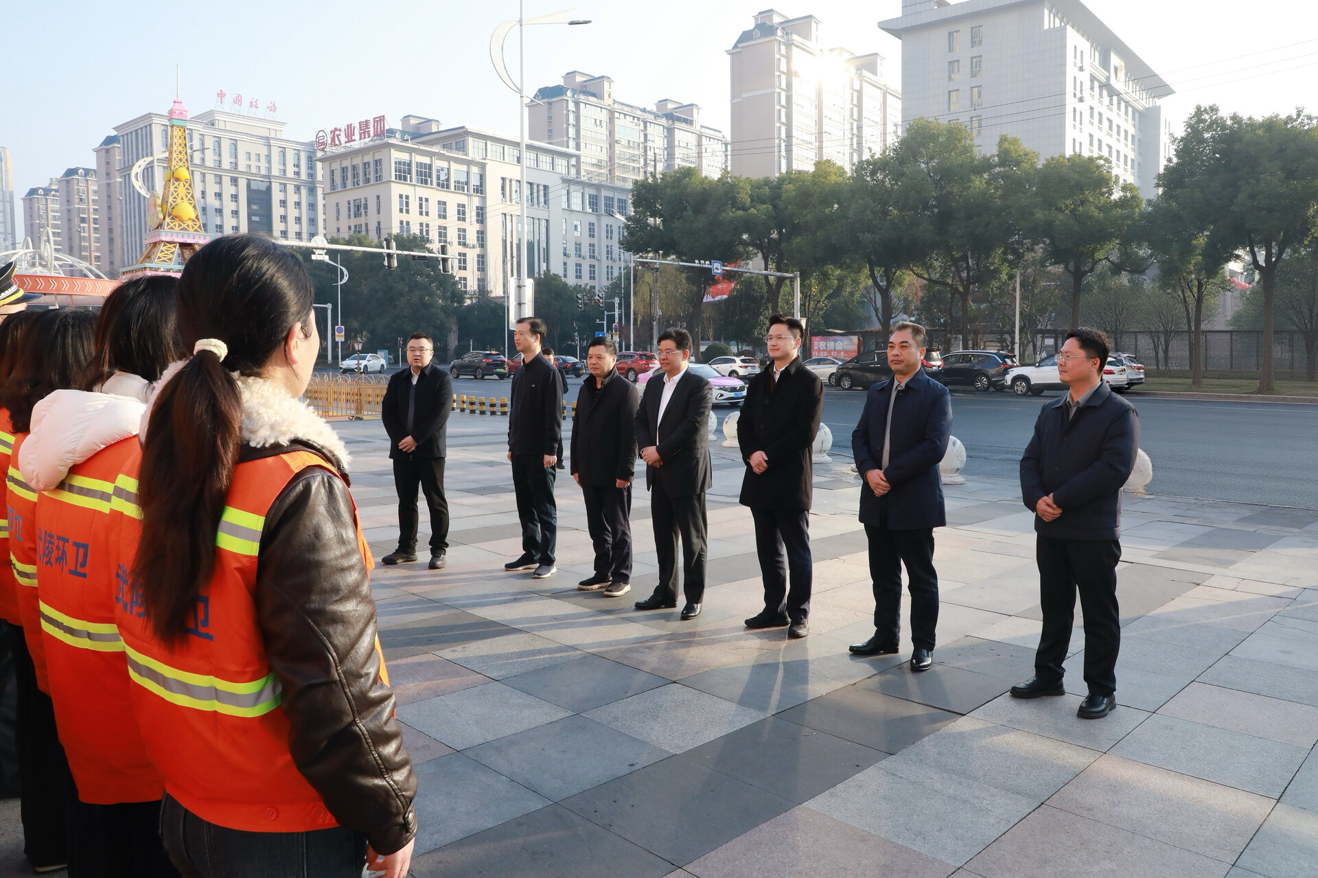 康少中、寻健看望慰问一线工作者