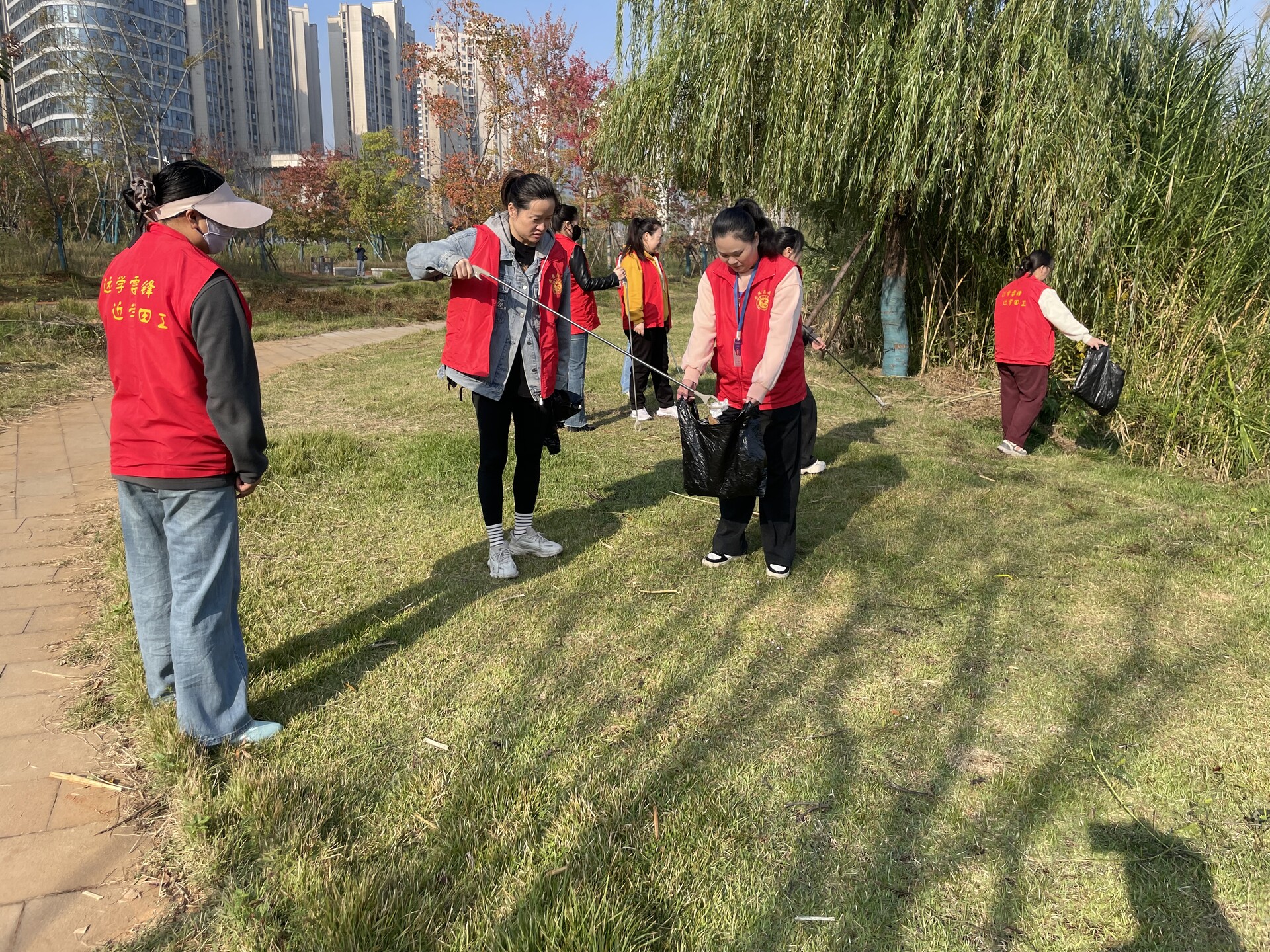 传承雷锋精神 守护碧水清流