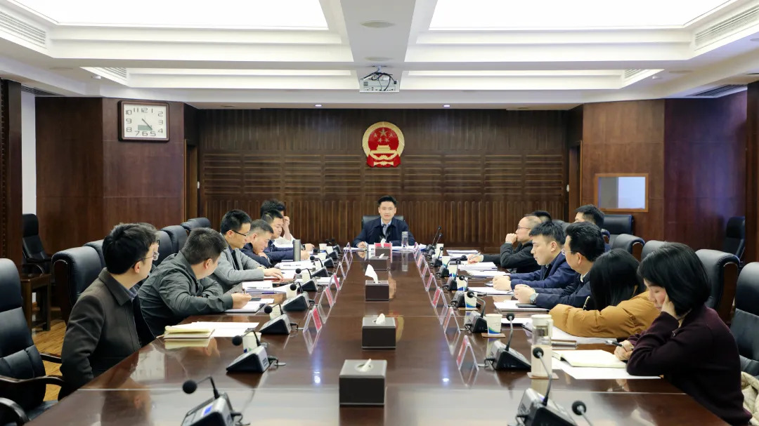 （树立和践行正确政绩观）寻健主持树立和践行正确政绩观学习教育读书班暨区政府党组理论学习中心组2026年第2次集体学习