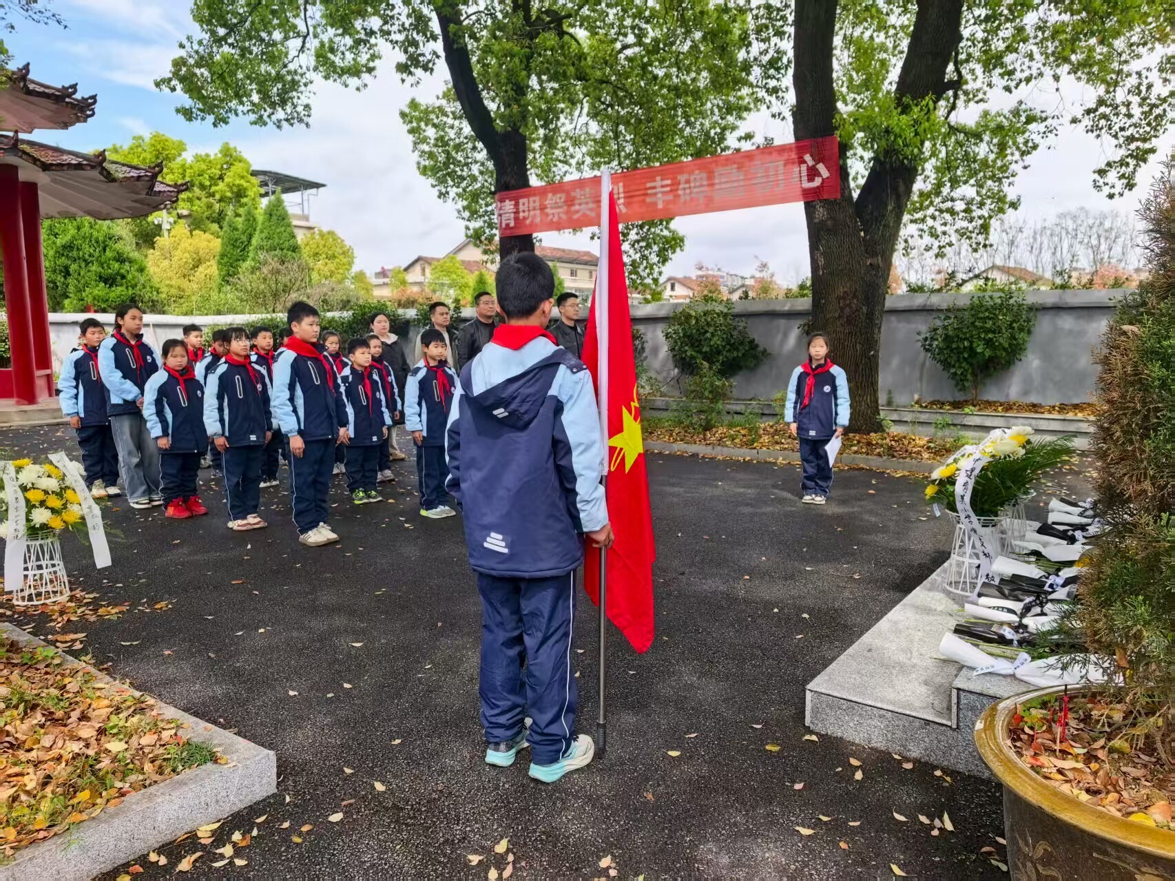 丰碑前的思政课 春风里的少年志——河洑镇汇华聚宝小学开展清明祭扫活动