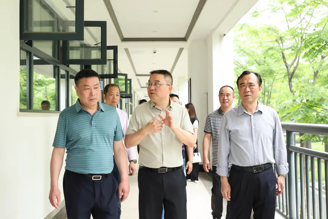 武陵区领导调研中高考备考工作并看望慰问师生代表