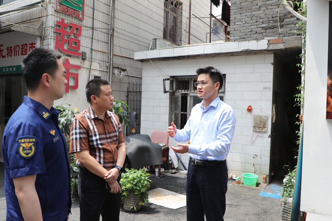 寻健督导检查防汛防内涝和消防安全工作