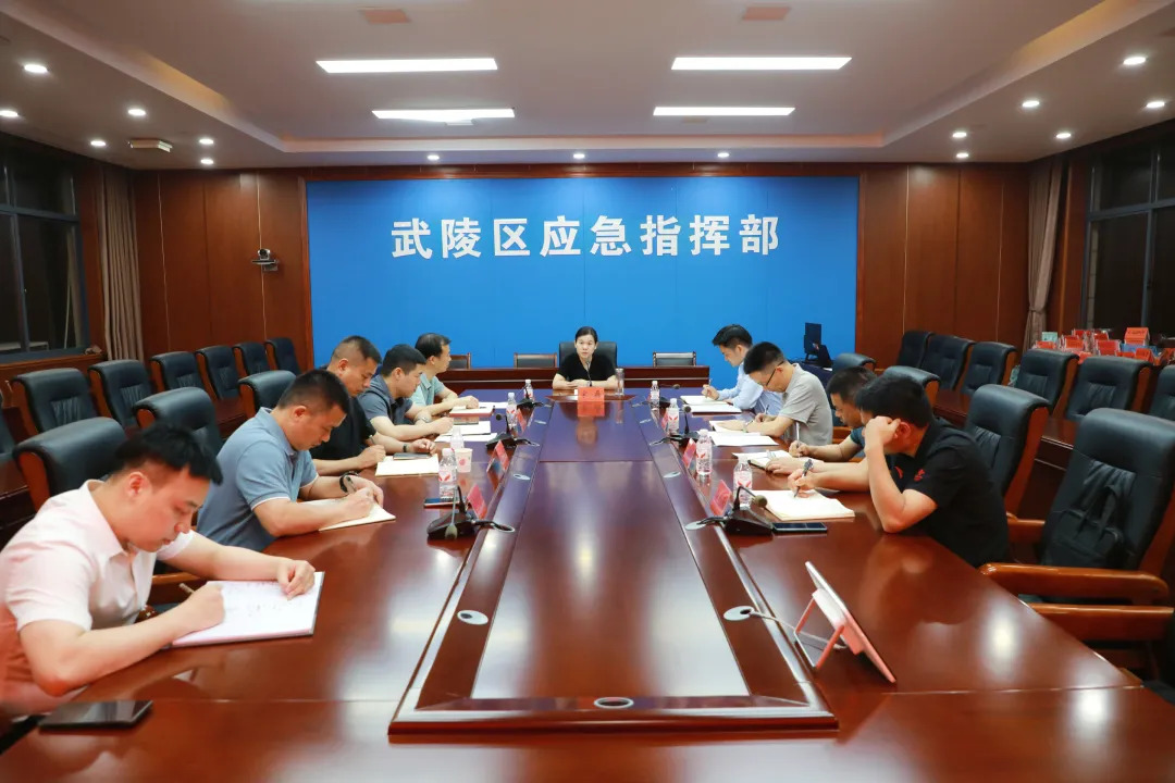 宋磊深夜调度部署防汛工作