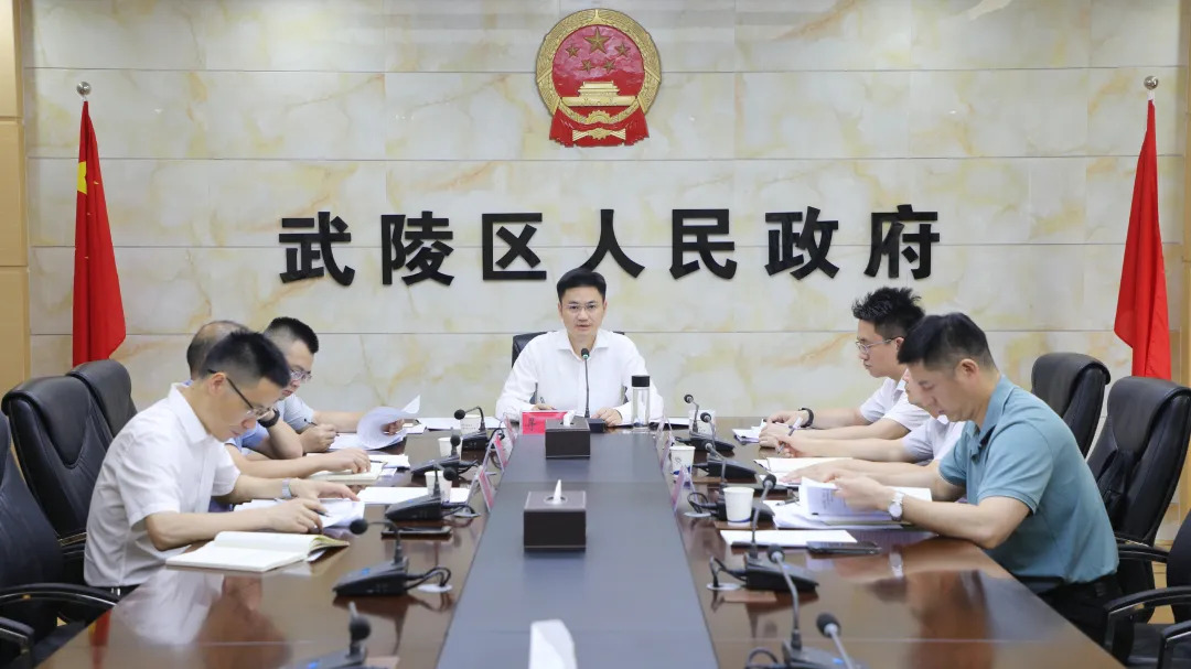 （树立和践行正确政绩观）寻健主持区政府党组理论学习中心组2026年第4次集体学习