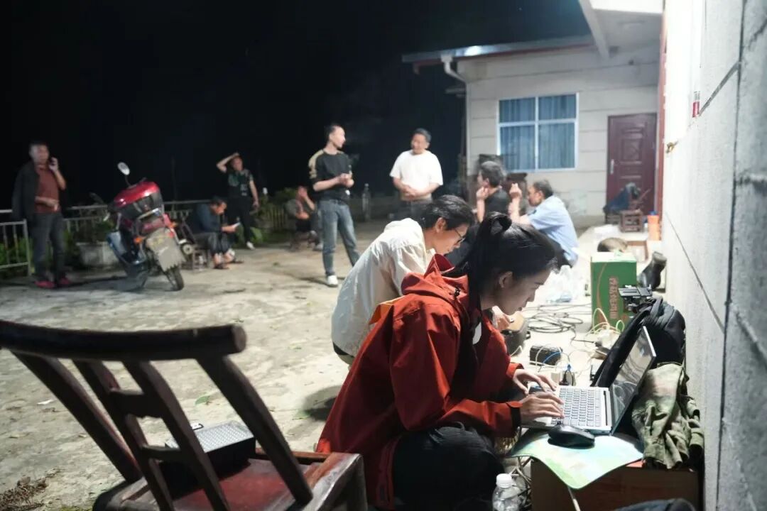 记者坐直升机进去，徒步6小时出来